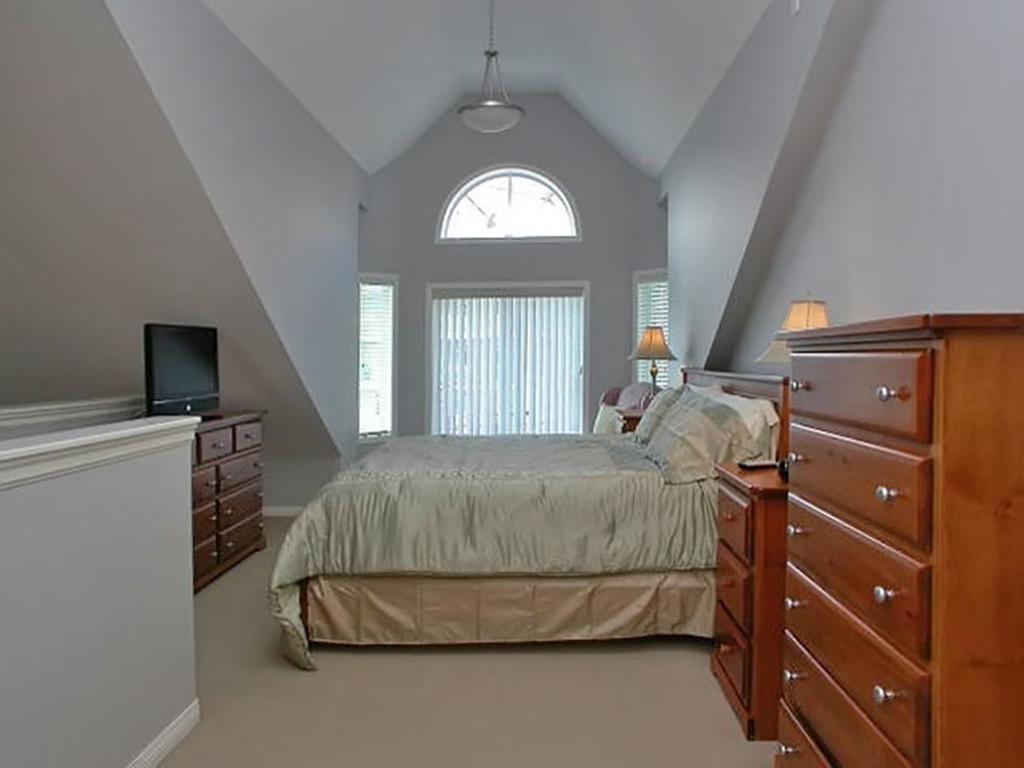 Sunset Waterfront Resort By Kelownacondorentals Room photo