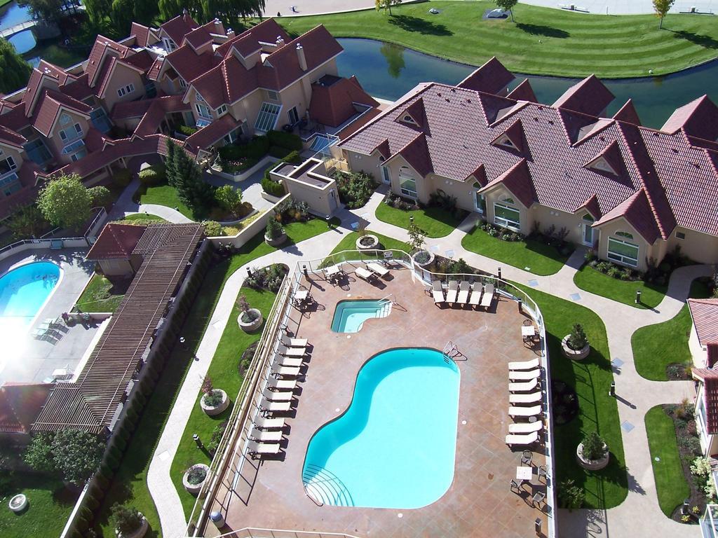 Sunset Waterfront Resort By Kelownacondorentals Exterior photo
