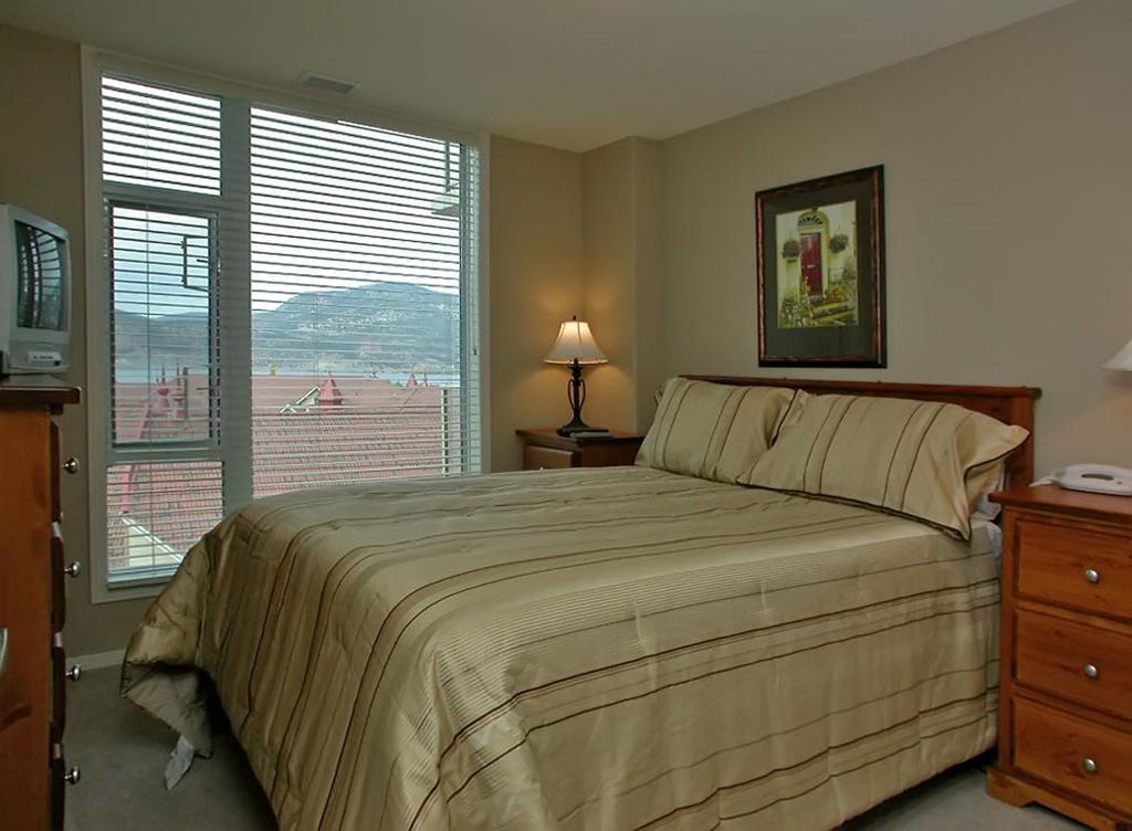 Sunset Waterfront Resort By Kelownacondorentals Exterior photo