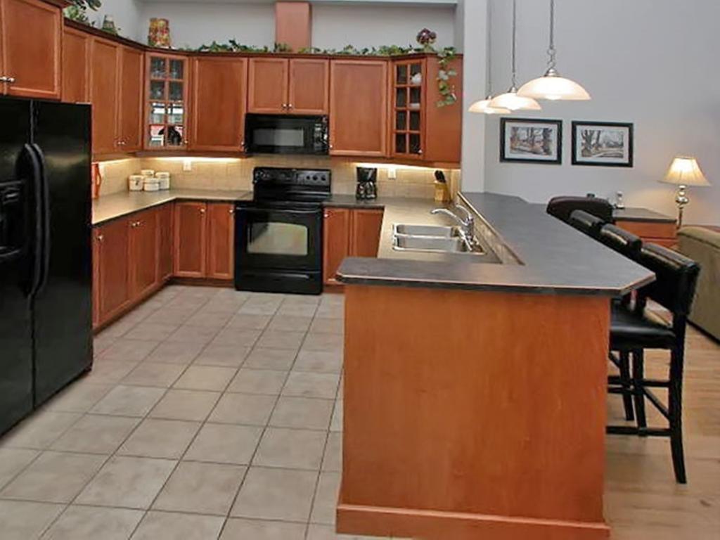 Sunset Waterfront Resort By Kelownacondorentals Room photo