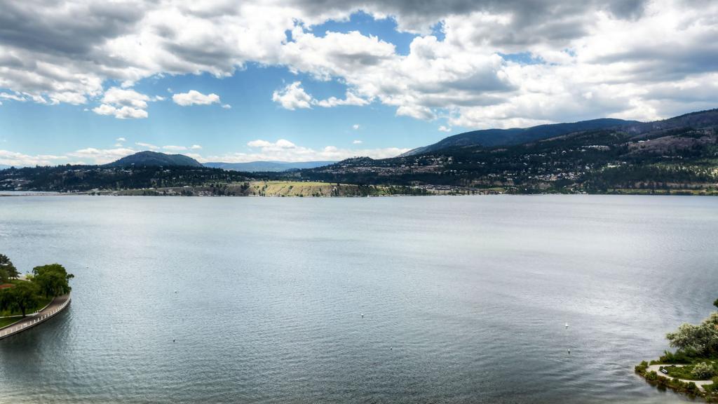Sunset Waterfront Resort By Kelownacondorentals Exterior photo